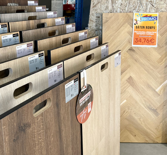 échantillons de parquets exposés et promotions dans le magasin