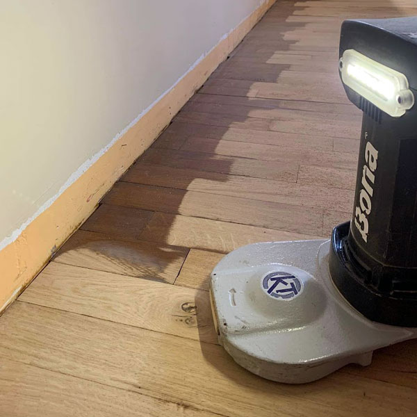 bordureuse Bona ponse le parquet le long du mur